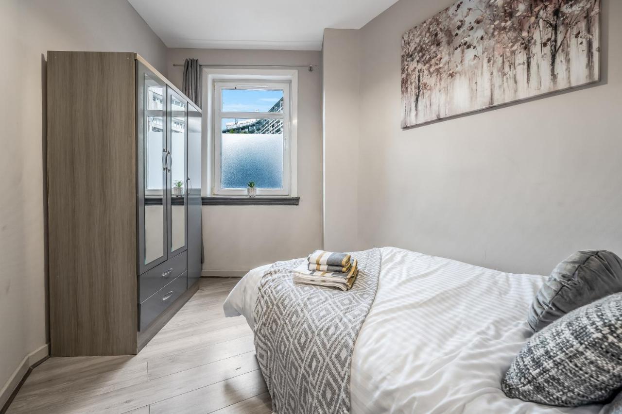 Private Ground Floor Main Door Entrance - Spacious 2 Bedroom - The Shore, Leith * Édimbourg