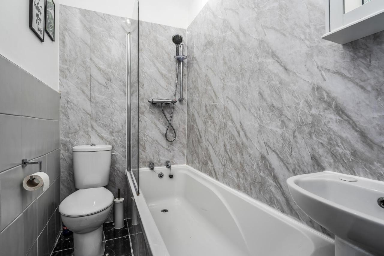 Private Ground Floor Main Door Entrance - Spacious 2 Bedroom - The Shore, Leith * Édimbourg